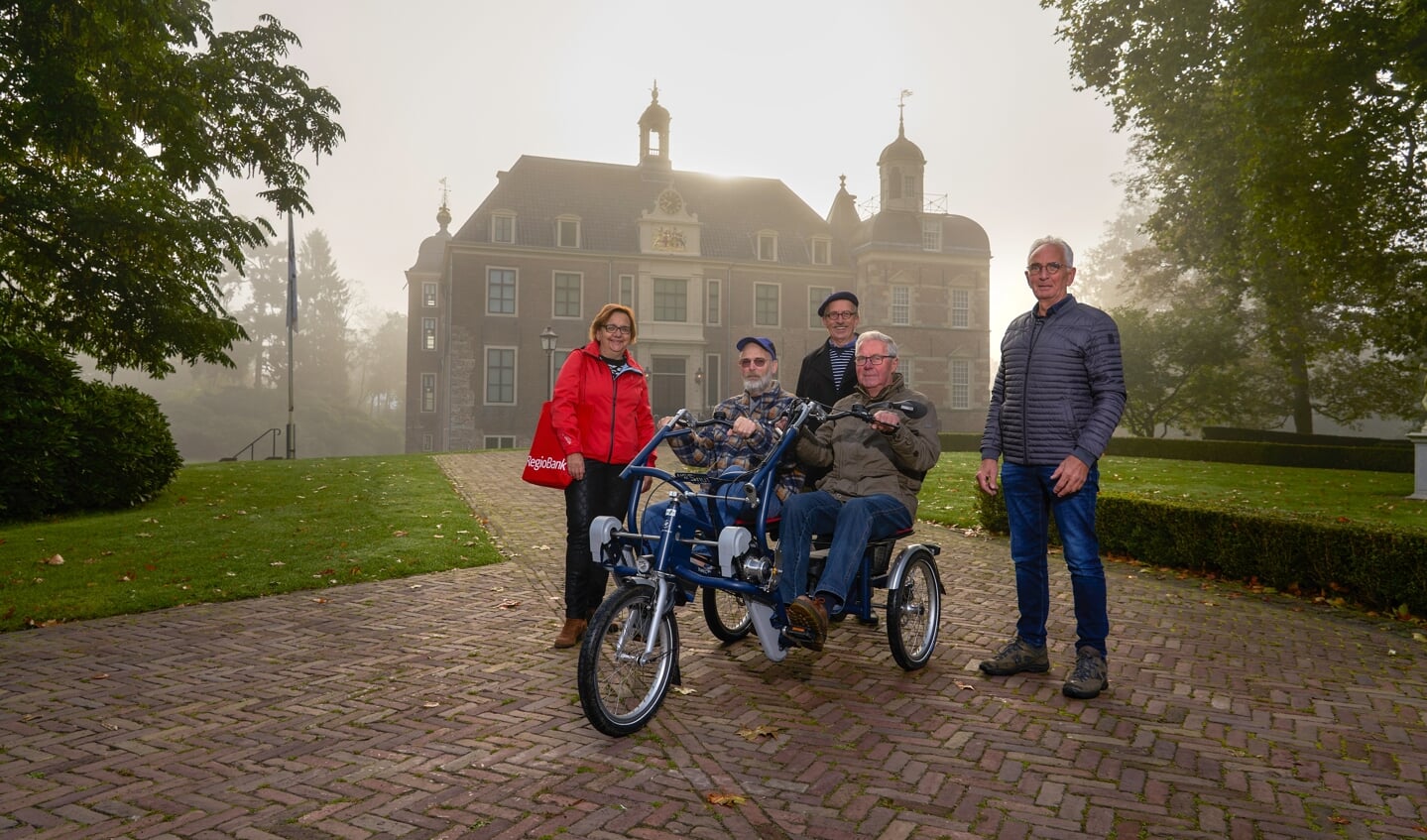 Dinie Stegeman, Jan Ligtenbarg, Henk Schouten, Wim Rijkenbarg (ondersteuner) en Henk Bannink (vlnr) zijn de indieners/initiatiefnemers voor de duofiets. Foto: PR