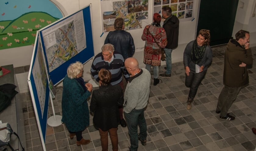 Belangstelling van Steenderenaren voor de plannen voor de Oltmansstraat en het Dorpsplein. Foto: Liesbeth Spaansen