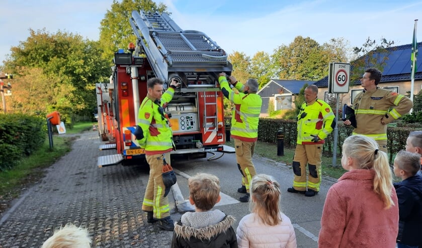 <p>Brandweermannen Geert Cornelissen, Jos Hasselo, Jochem Schot en Sjoerd Heuvelink en Ton te Veldhuis hebben de leerlingen uitleg gegeven over hoe het is om (vrijwillig) brandweerman te zijn. Foto: Jan Hendriksen</p>