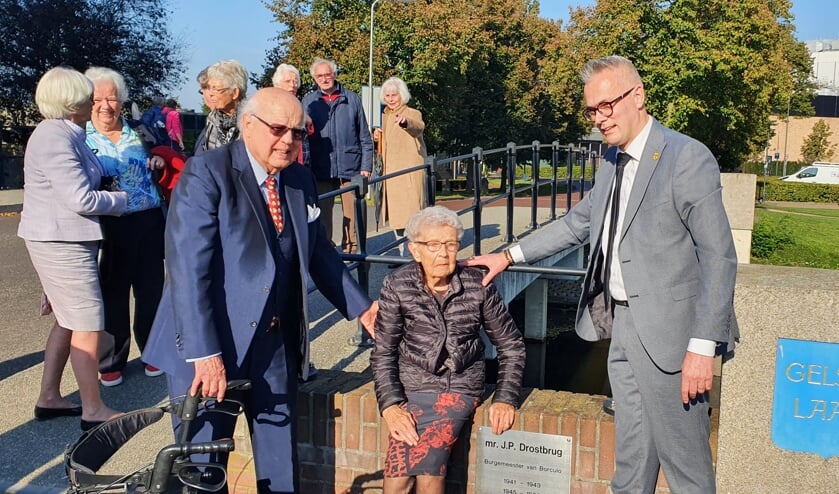 Mr. J.P. Drostbrug onthuld door mevrouw Cornelis en Peter Nieuwenhuis; zij wordt
ondersteund door Aart Drost. Foto; Rob Weeber