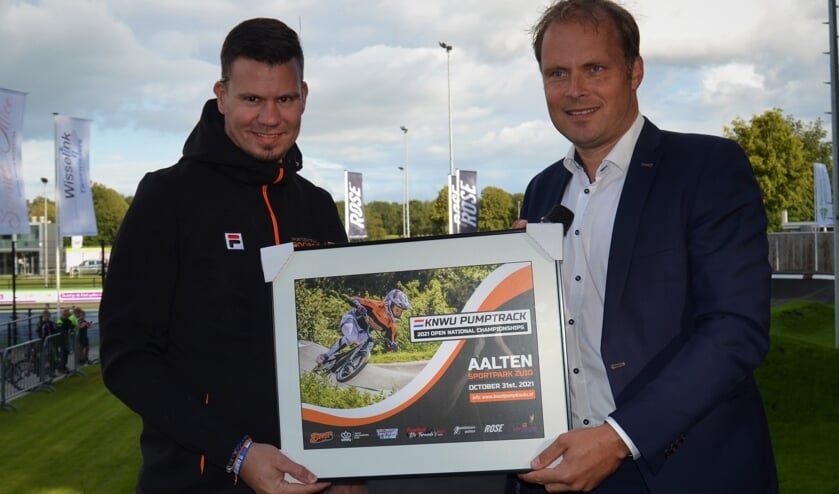 <p>Jelle van Gorkom en wethouder Hans te Lindert met de aankondiging voor het NK Pumptrack. Foto: Karin Stronks</p>