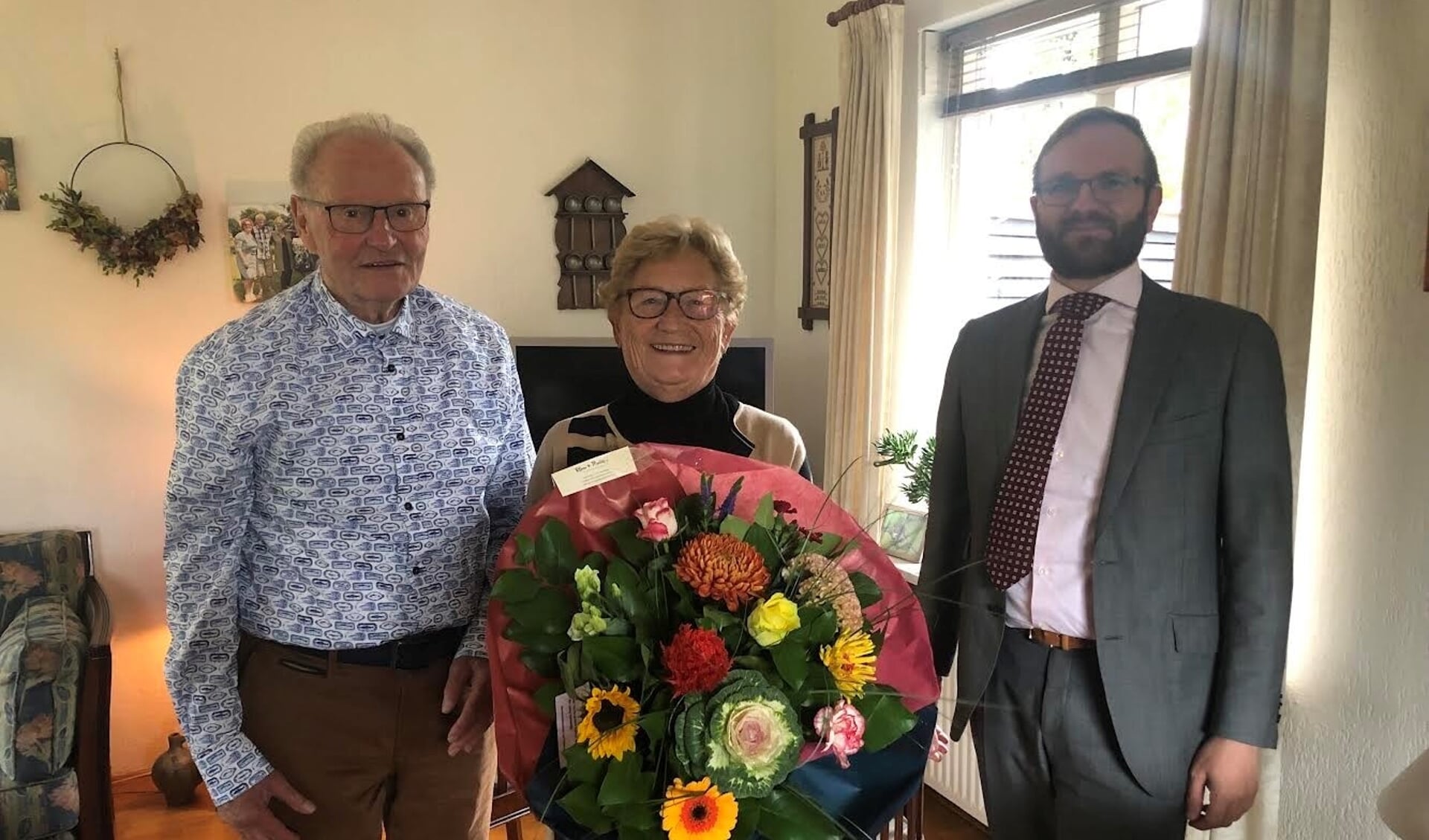Namens de gemeente Berkelland kwam wethouder Gert Jan Teselink (r.) de felicitaties aan Herman en Hendrika Lievestro overbrengen. Foto: PR 