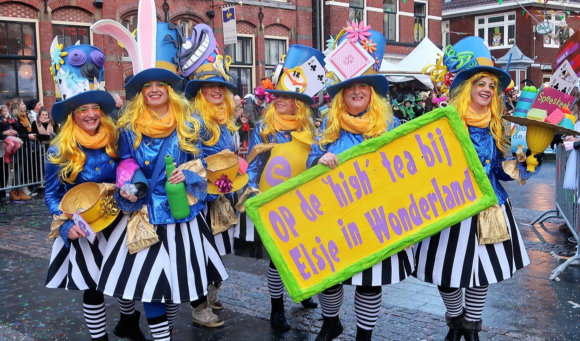 Dames mogen wel uitbundig carnaval vieren, maar geen lid zijn van de organiserende club? Foto: Theo Huijskes