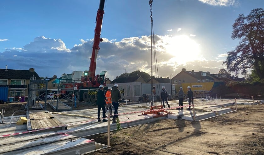 De laatste vloerplaat van de tien woningen aan de Dahliastraat is gelegd. (Foto: Karin van der Velden)