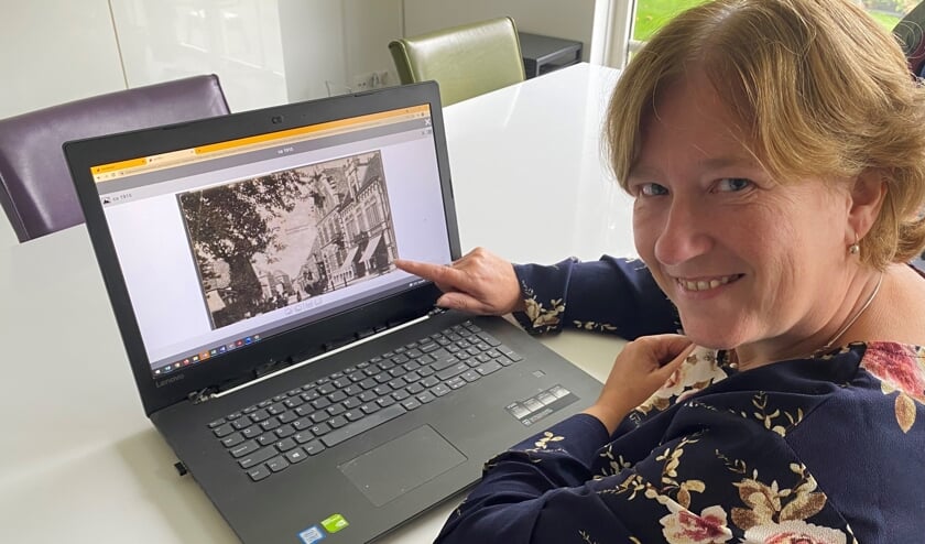 <p>Resy Oonk laat een digitale foto zien van de Markt in Lichtenvoorde omstreeks 1915. Foto: Bibliotheek Oost-Achterhoek<br><br></p>