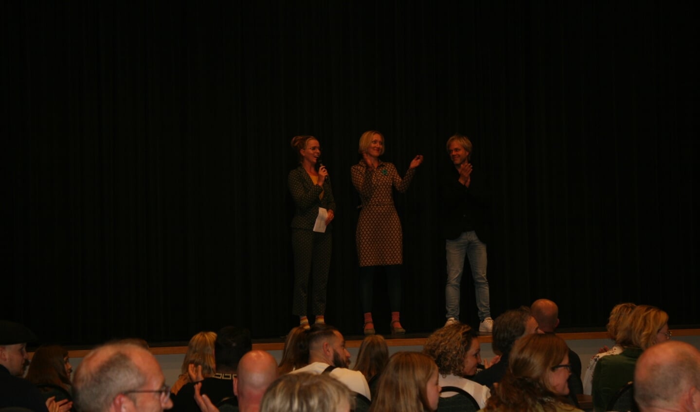 Marijke Domhof, Jette Holkenborg en Talie Wijlens bedanken de acteurs voor hun acteerwerk aan de film COVID 22