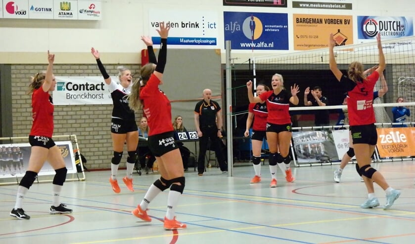 <p>Dash Dames 1 opgetogen in de wedstrijd tegen Rosstars. Foto: Leo Kamphuis</p>