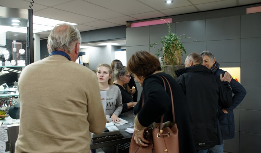 Beleef het Sieraad, veel mensen voor de toonbank. Foto: Archieffoto