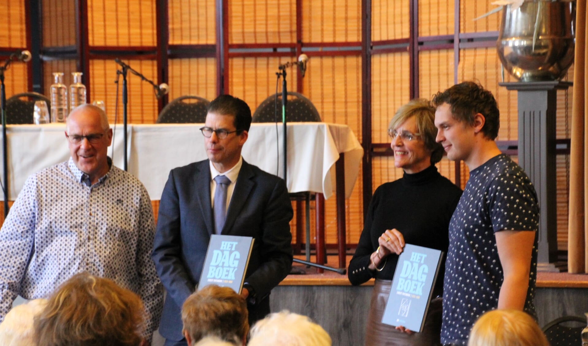 Vlnr: Guido Papenborg, Joost van Oostrum, Anette Bronsvoort en Casper Papenborg bij de officiële overhandiging. Foto: Annekée Cuppers