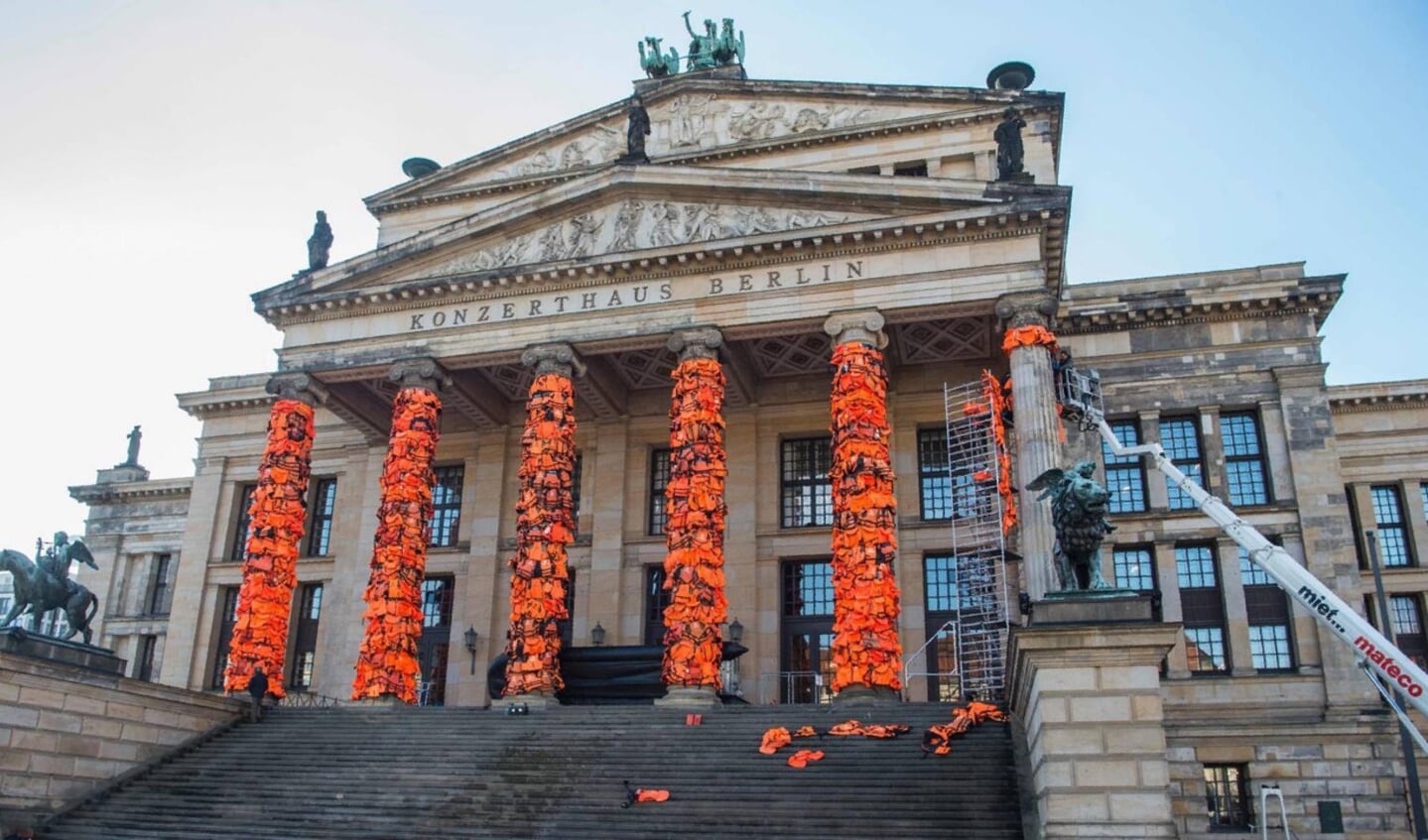 Concertgebouw in Berlijn ingepakt in reddingsvesten van Lesbos. Foto: PR