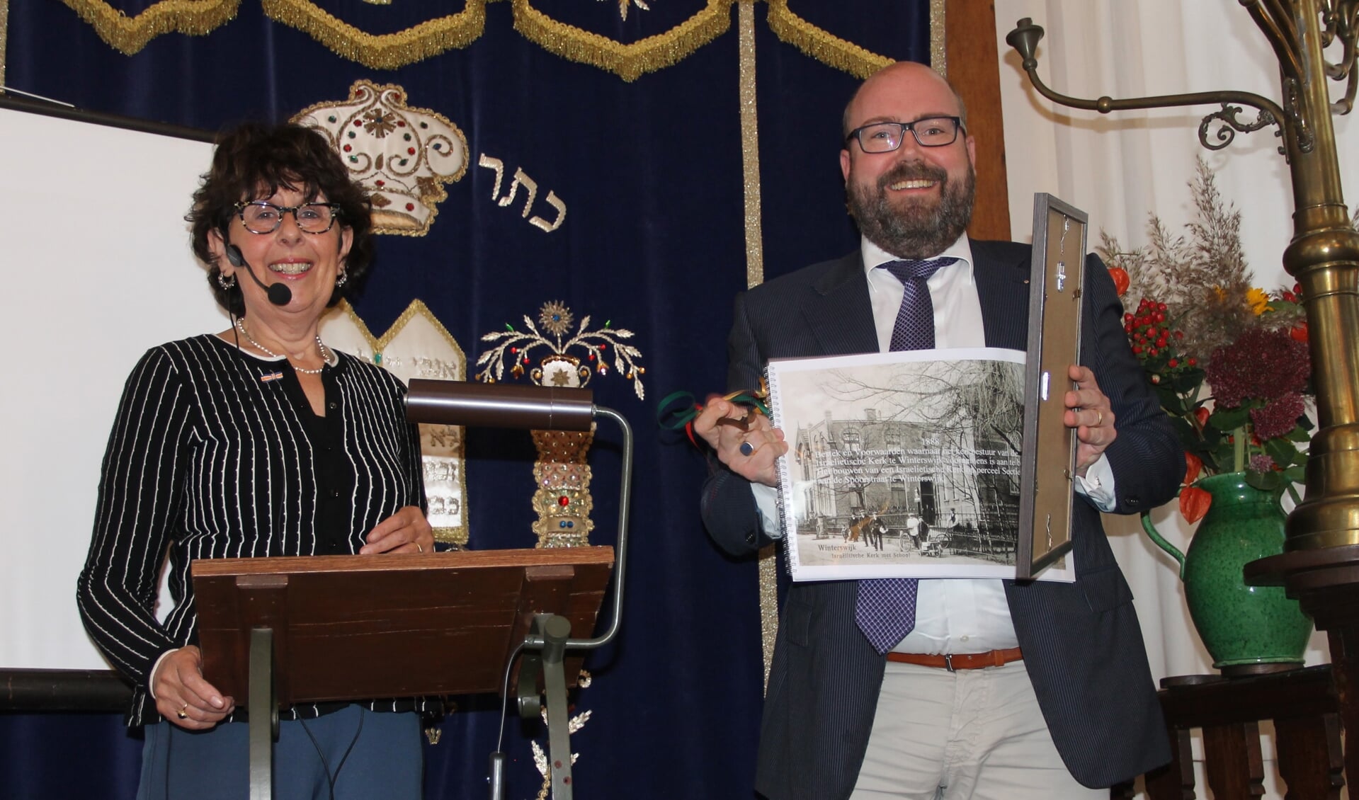 Mirjam Schwarz (l) heeft de synagoge zondag 10 oktober officieel overgedragen aan de Anne Joldersma, die van Schwarz de originele bouwtekening en het bestek uit 1888 overhandigd kreeg.  Foto Lineke Voltman

