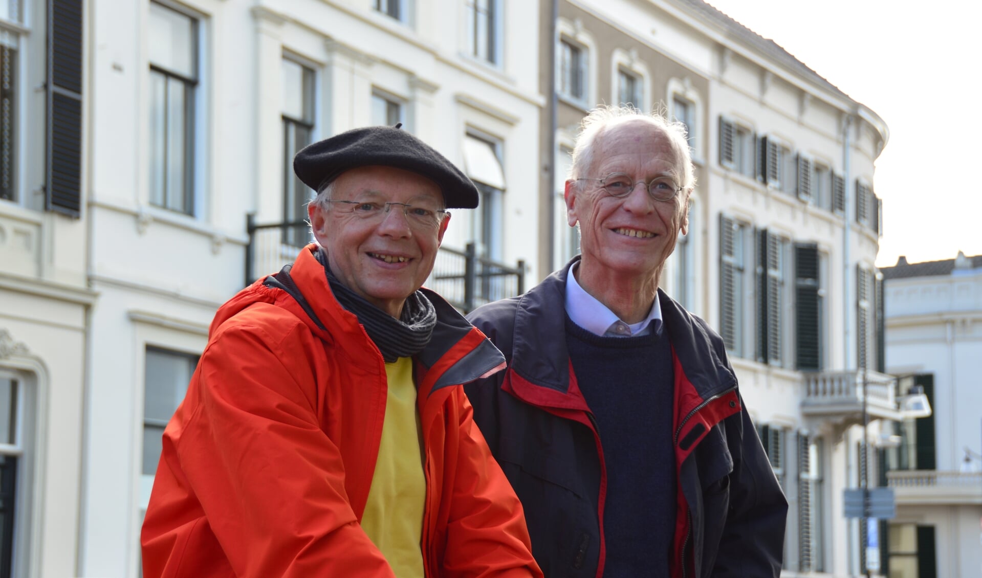 Penningmeester Henk Sieben en voorzitter Adriaan van Oosten met op de achtergrond het 19e-eeuwse decor van de IJsselkade. Foto: Alize Hillebrink 