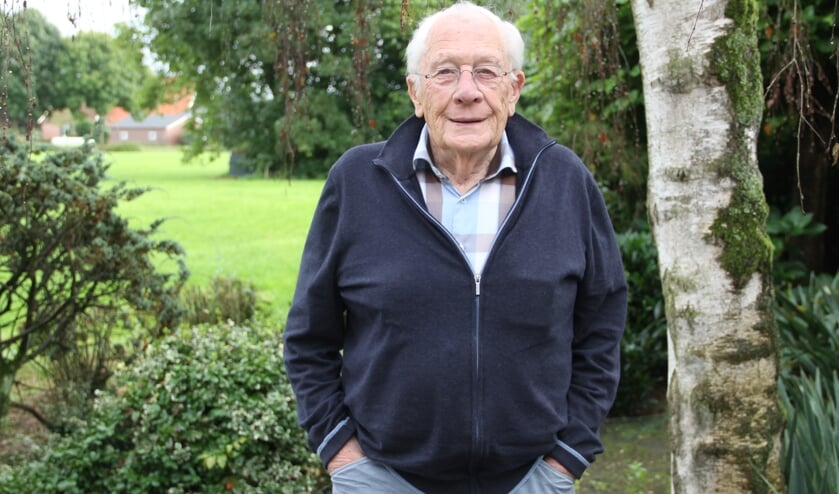 Hans Klaassen geeft al 50 jaar theorieles aan de EHBO vereniging in Meddo. Foto Lineke Voltman