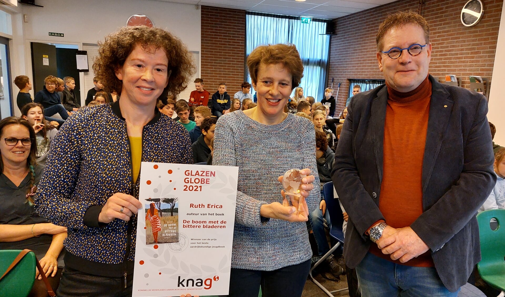 Van links naar rechts: Juryvoorzitter Daphne Rijborz, schrijfster Ruth Erica en wethouder Henk Jan Tannemaat na de prijsuitreiking. Foto: Han van de Laar