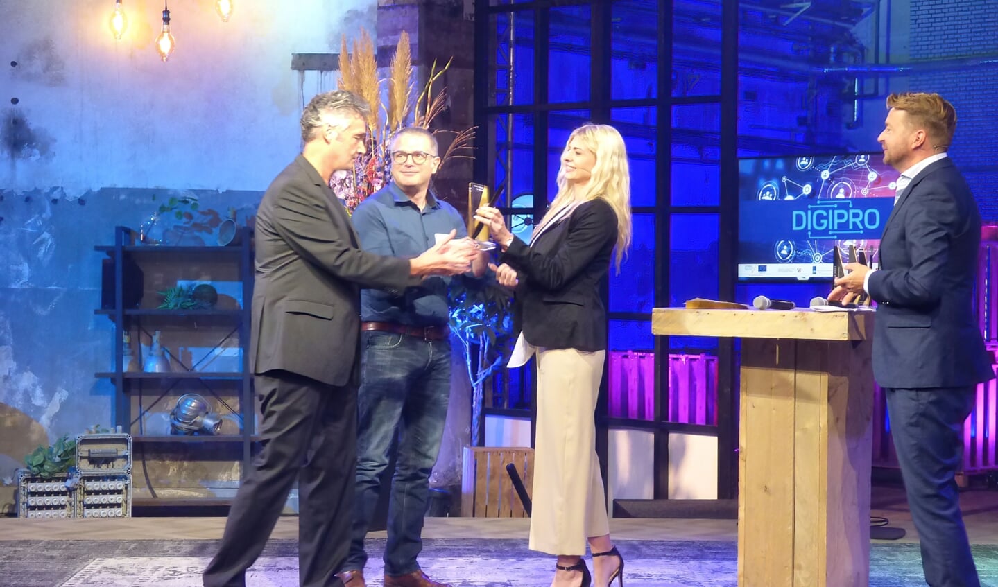 Eric Kruisselbrink ontving namens Idenova BV de prijs voor beste innovatie uit handen van Jessica Strobel van MCC e.V.  Foto: PR