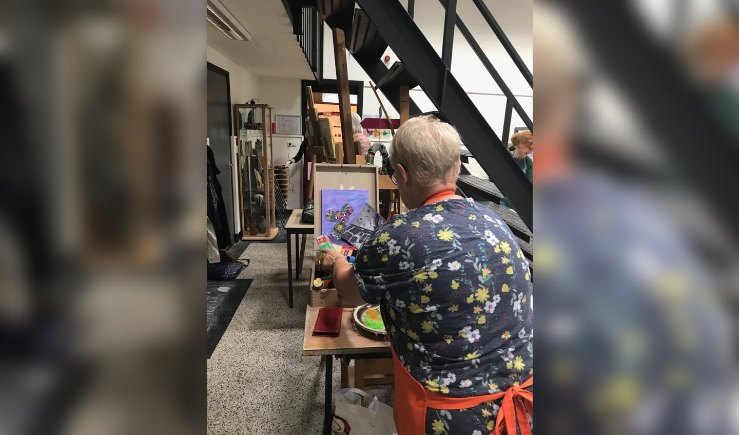 Een cursiste werkt aan haar schilderij. Foto: KVT
