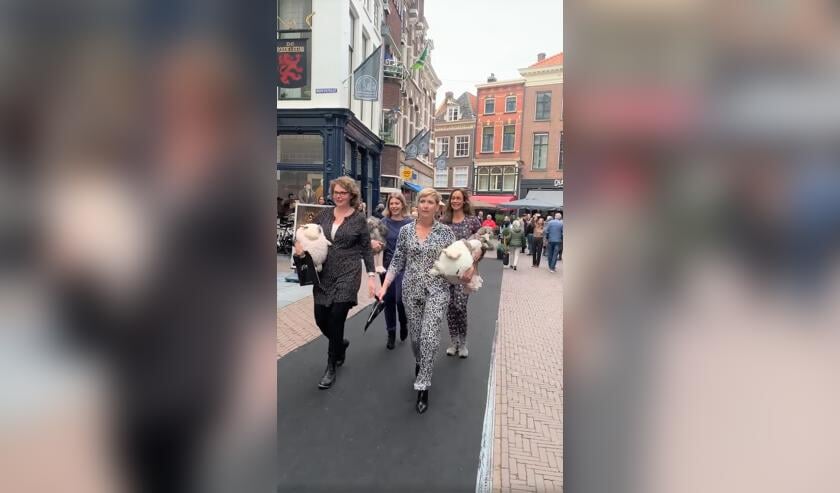 <p>Sfeerbeeld van een van de modeshows in de Korte Hofstraat. Foto: Rudi Hofman</p>