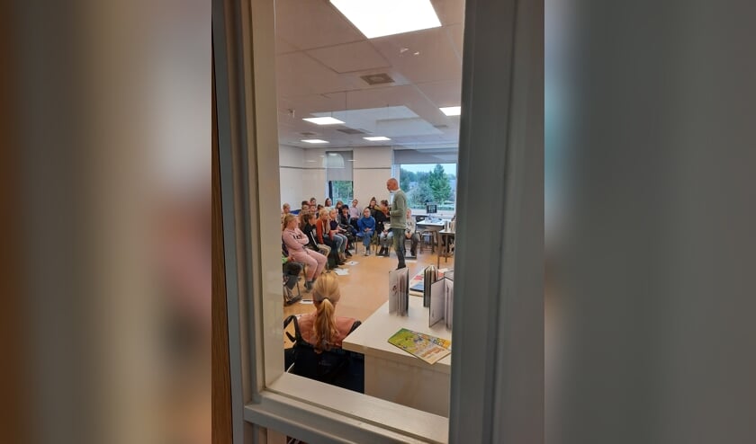 <p>Fred Diks geeft uitleg aan de leerlingen van de Kolibrie. Foto: André Grevers</p>