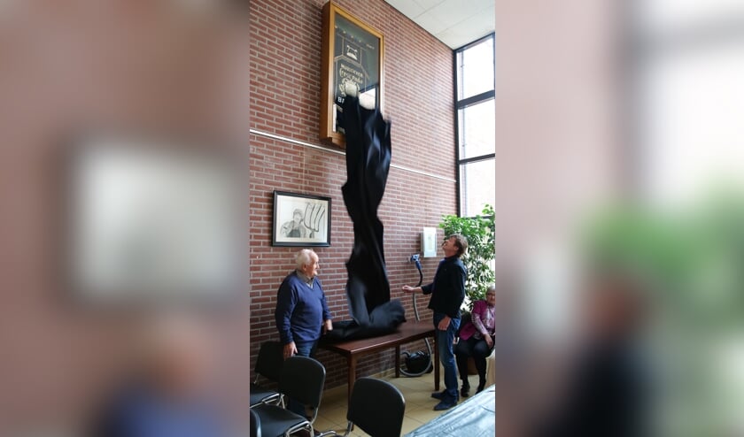 <p>Het Crescendo-vaandel op zijn nieuwe plek. Foto: Johan de Rooij</p>