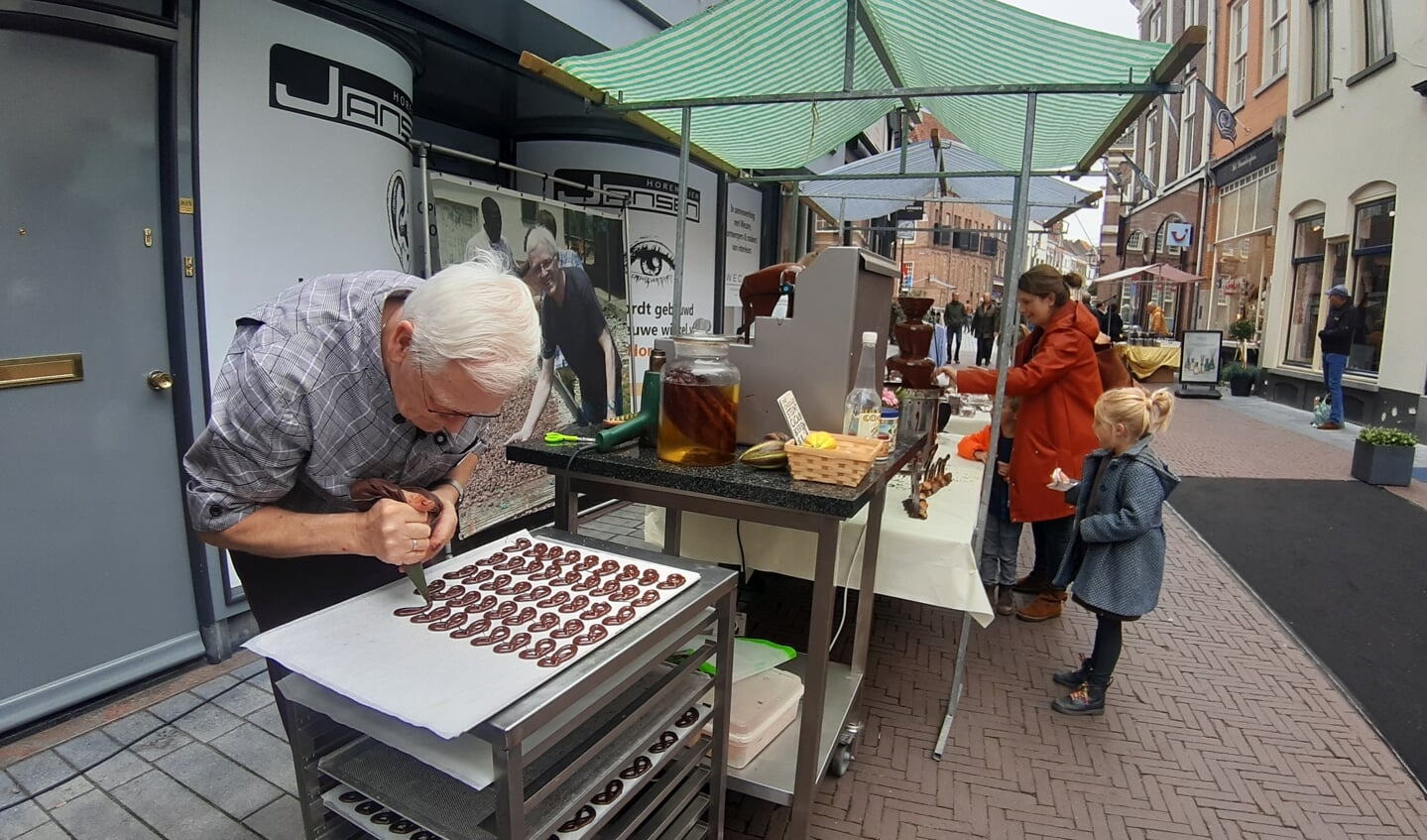 Meesterchocolatier Huub Janson begon 25 jaar geleden in de Korte Hofstraat. Foto: Rudi Hofman 