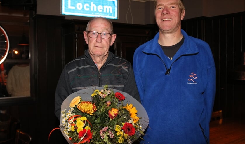 <p>Johan Tijink (links) gaf afgelopen donderdagavond zijn voorzittershamer over aan Michel Wever (rechts). Foto: Arjen Dieperink</p>