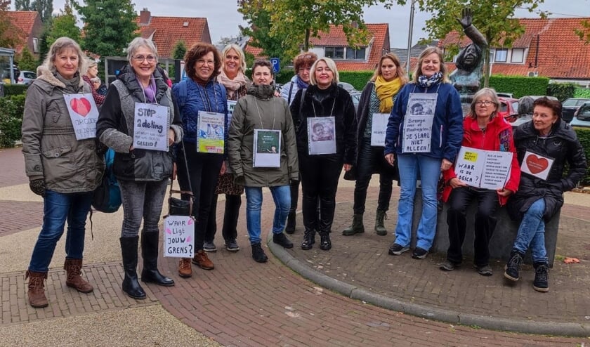 <p>Een aantal van de bezorgde vrouwen in Lichtenvoorde. Foto: Mark Ebbers</p>