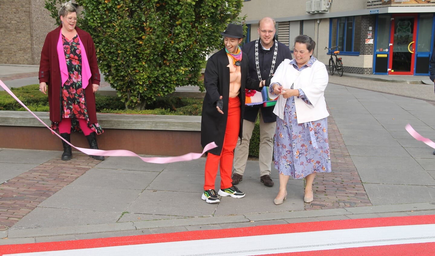 Wethouder Elvira Schepers heeft het regenboog zebrapad geopend met assistentie van dragking Mason to Night. Burgemeester Joris Bengevoord en Nicole Rouwmaat kijken toe. foto Lineke Voltman