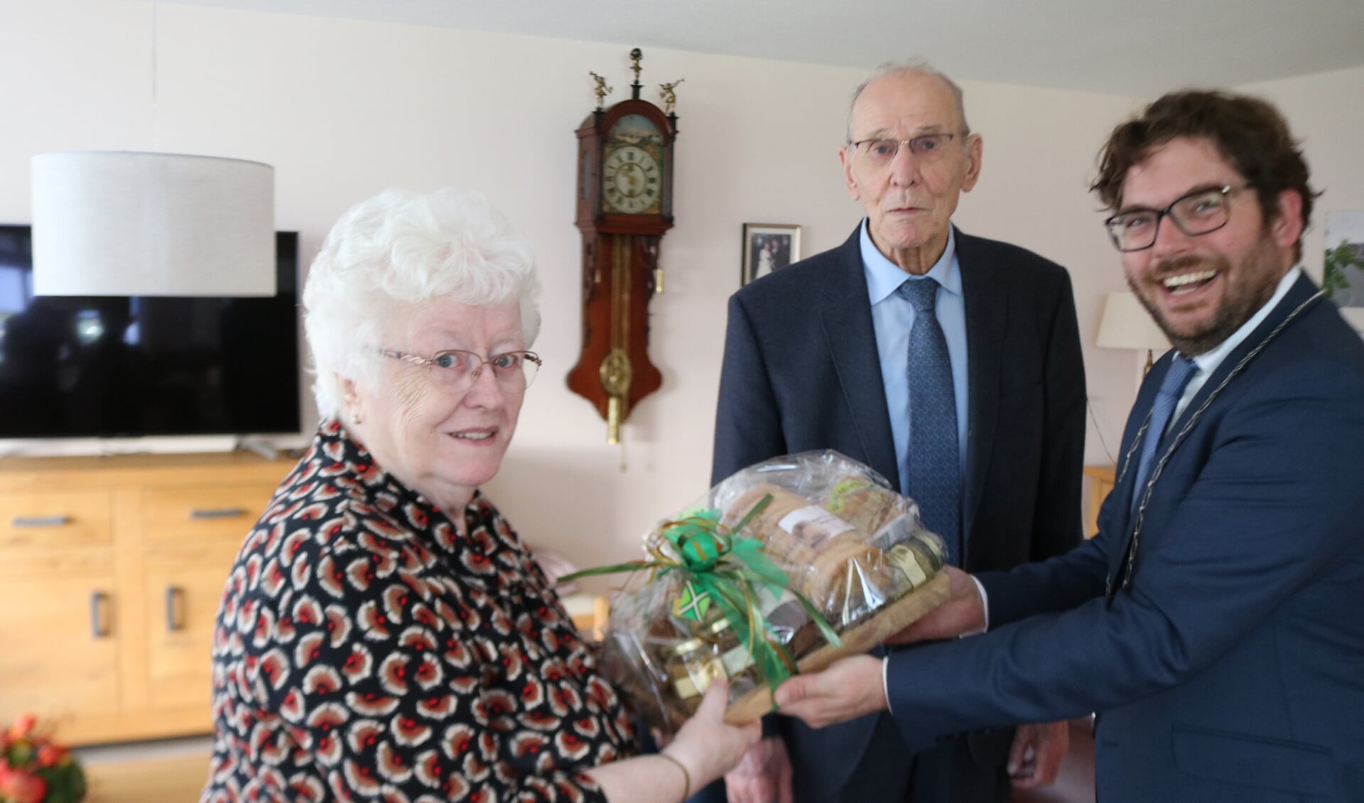 Het echtpaar Dieperink-Timmerije ontvangt van burgemeester Sebastiaan van 't Erve het geschenk. Foto: Arjen Dieperink