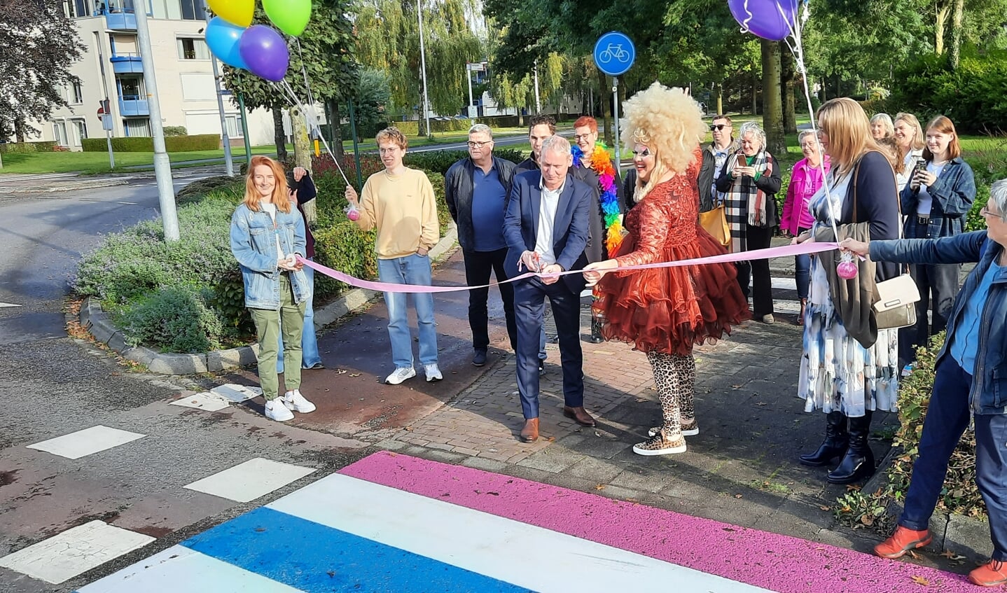 Wethouder Jos Hoenderboom en Mary Miracle openen officieel het nieuwe regenboogpad in Lichtenvoorde.