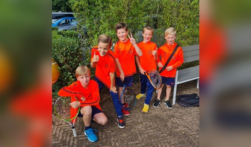 <p>Nieuwe kleding voor jeugd De Rietstap. Foto: Michel Heideman</p>