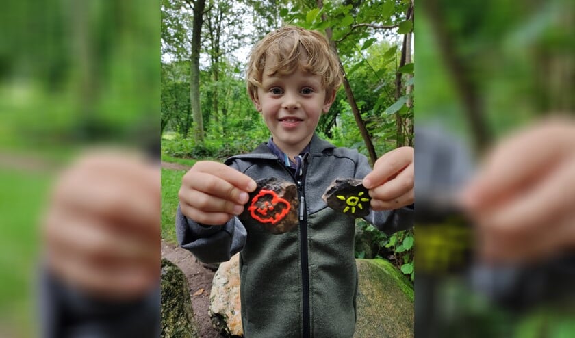 Siem Litjes met zijn gevonden minischerven. Eigen foto