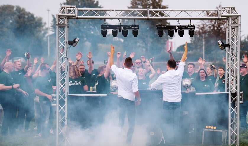 <p>De crew neemt een voorproefje op het Hakunama Tentfeest. Foto: Dennis van der Toorn</p>