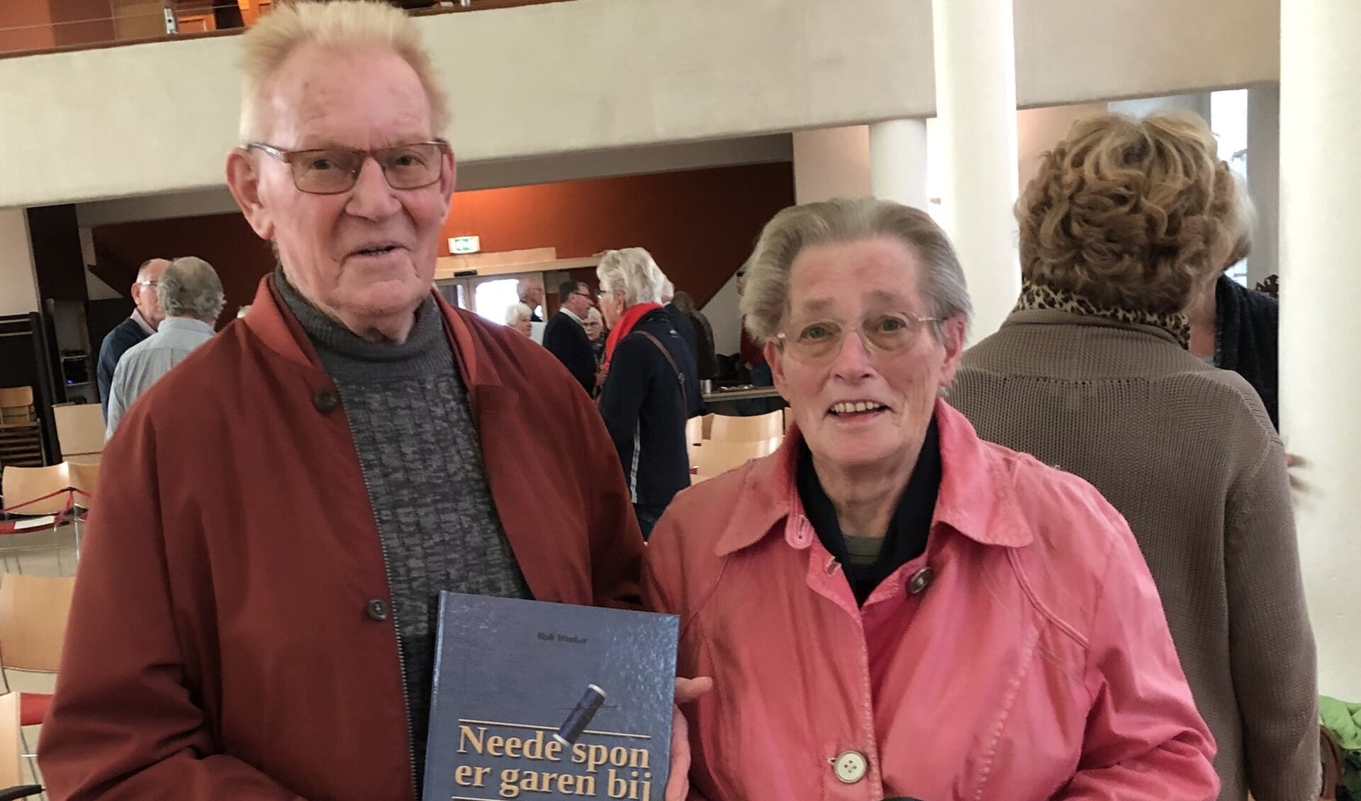 Geïnterviewde Gerrit Heijdemann, voormalig getouwhersteller bij Ter Weeme, toont samen met zijn echtgenote het boek ‘Neede spon er garen bij’. Foto: Bert Izaks