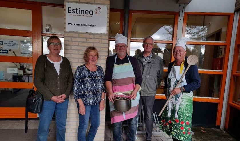 Koks en vrijwilligers van Etend Ontmoeten 2.0. Foto: Dini Veerbeek