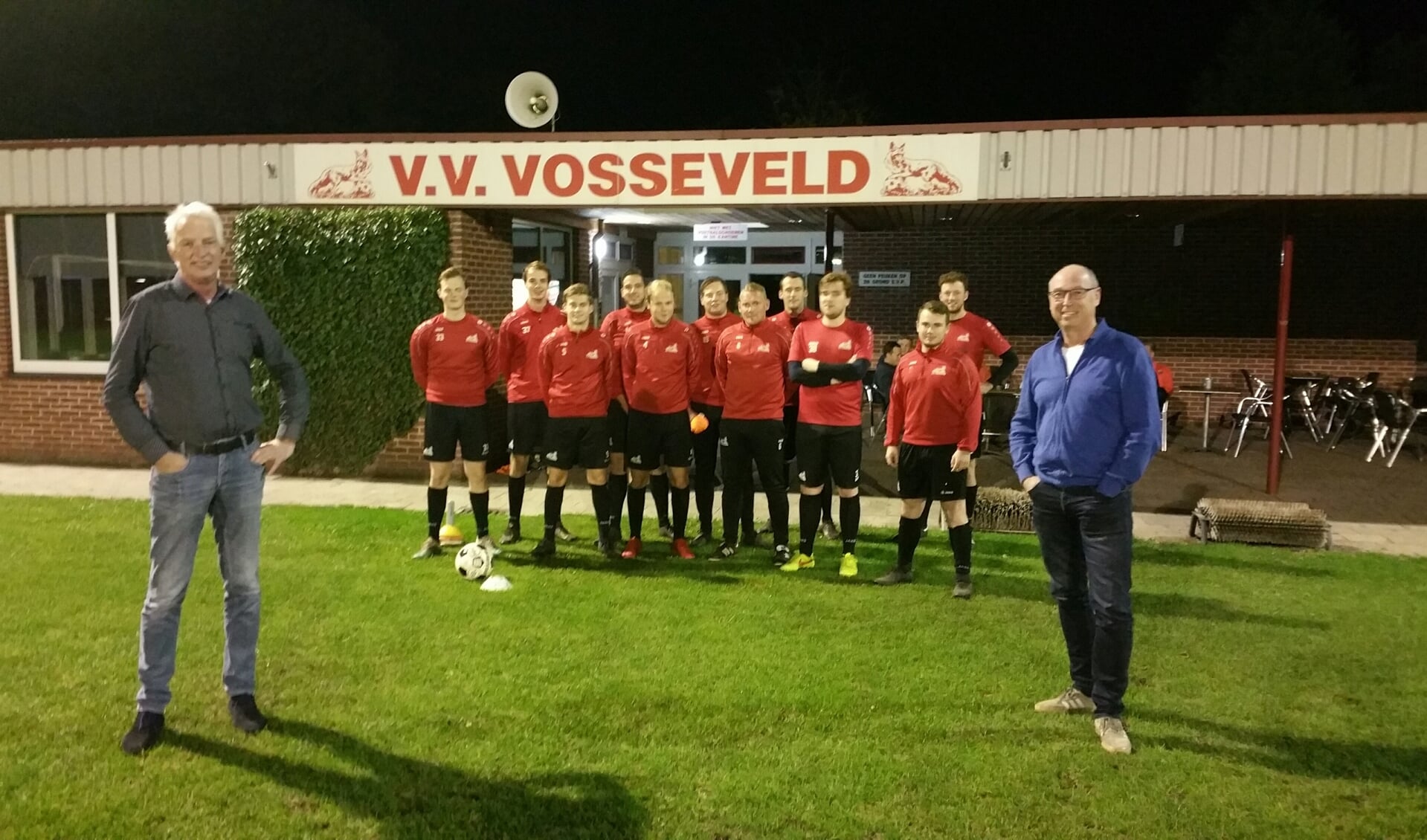 Harry Bakker (links) en André Onnink met het tweede elftal van Vosseveld. Foto Bart Kraan