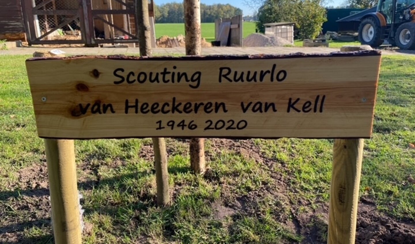 Er werd zaterdag een rode beuk op het terrein van scouting Ruurlo gepland. Daarbij werd een bordje bevestigd met het jaar van oprichting van de groep en het jaar van stoppen. Foto: PR. . 
