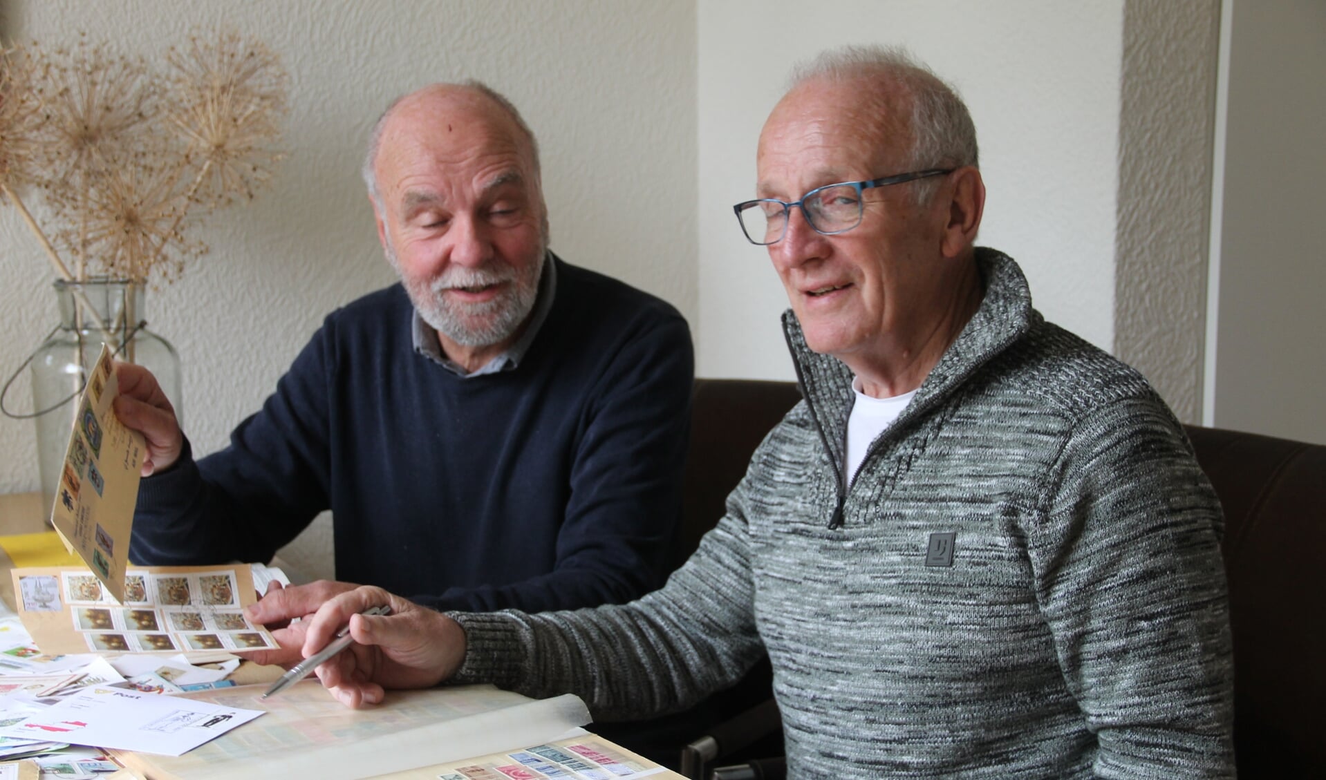 Hans Bragt (l) en Joop Doornheim van fllatelistenvereniging De Klomp: "In tegenstelling tot vroeger wordt nu meer op thema verzameld." Foto: Lineke Voltman