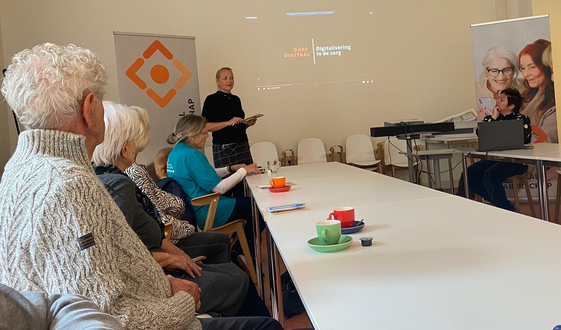 Petra Frolich van Bibliotheek Montferland legt uit hoe ouderen hulp kunnen krijgen bij digitale onderwerpen. Foto: Karin van der Velden