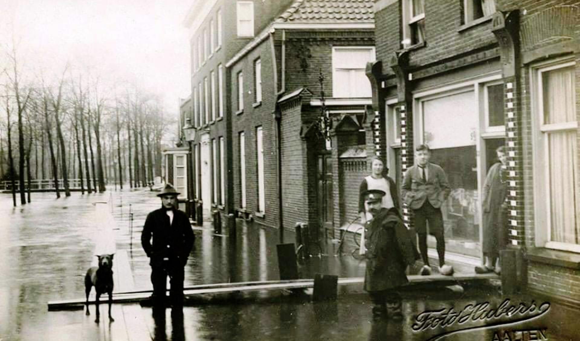 Aalten, Dijkstraat, overstroming bij kruidenierswinkel, circa 1926. Foto: Collectie Tonnie Stoltenborg