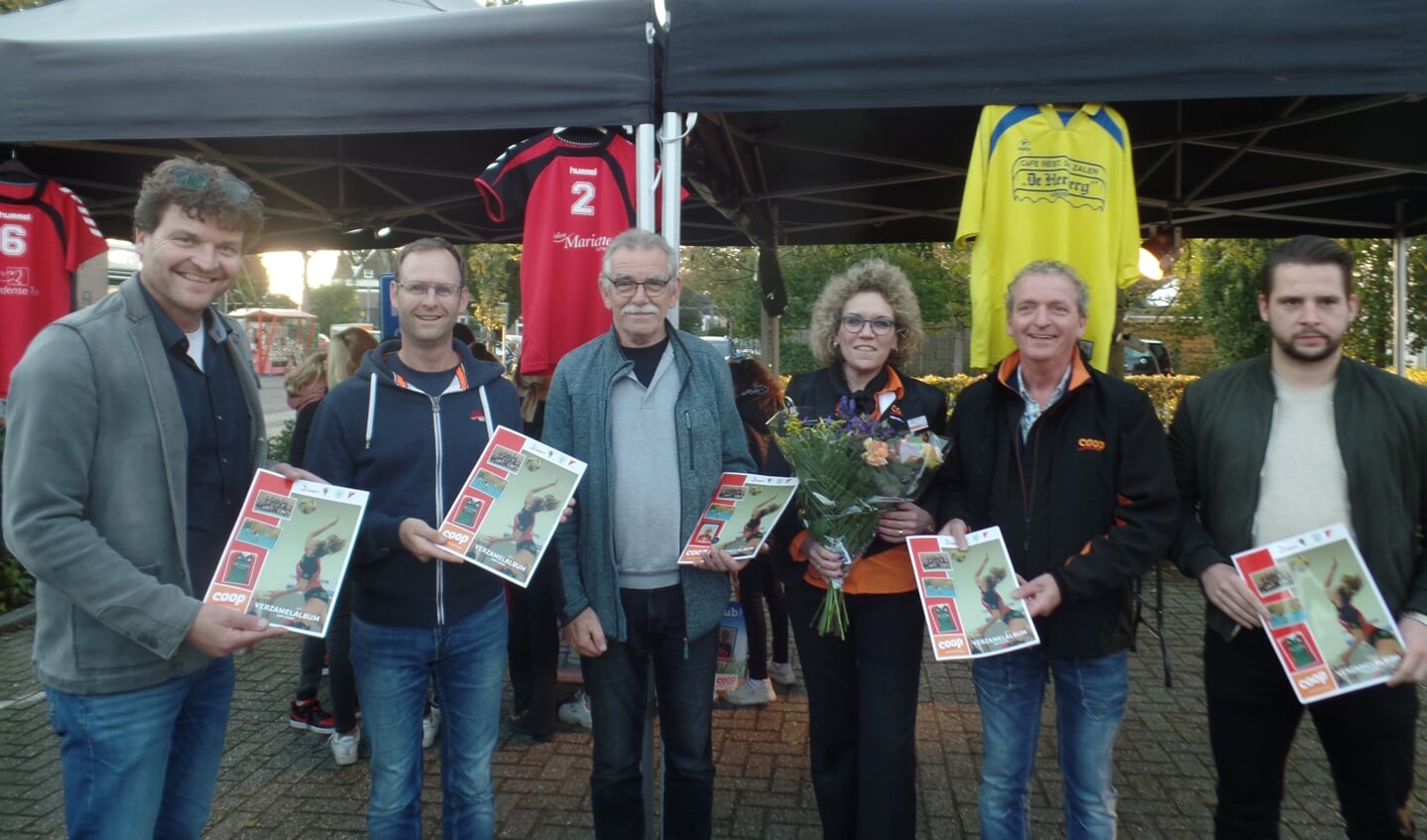 Uit handen van John en Monique van der Voort ontvingen (v.l.n.r.) Frank Woltjer, Jan Willem Krijt en Frank Woltjer van Ratti-Socii en Leo Kamphuis en Jarno Messing (Velocitas) de eerste exemplaren van het verzamelalbum. Foto: Jan Hendriksen