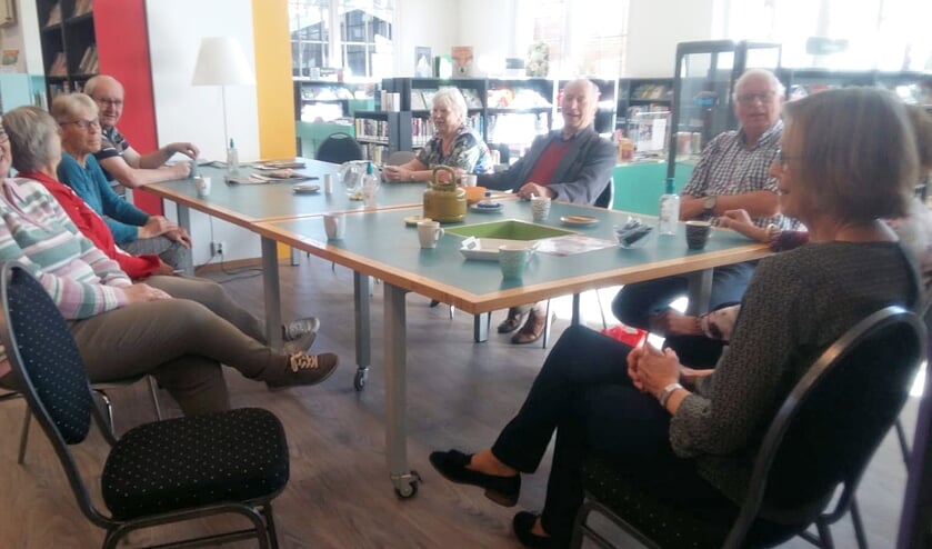 Nieuwe mensen ontmoeten, in gesprek met elkaar; gezelligheid bij de gastvrouwen in 't Dorpshuis. Foto: PR