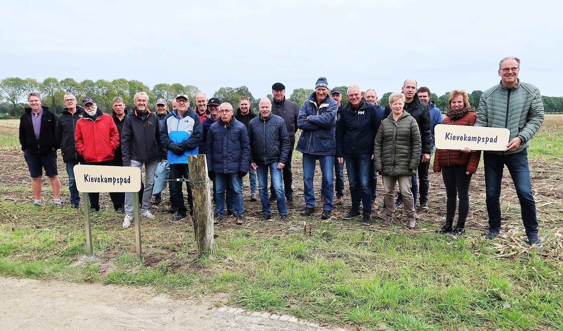 Initiatiefnemers, grondeigenaren en vrijwilligers bijeen bij de opening van het Kievekampspad. Foto: Theo Huijskes