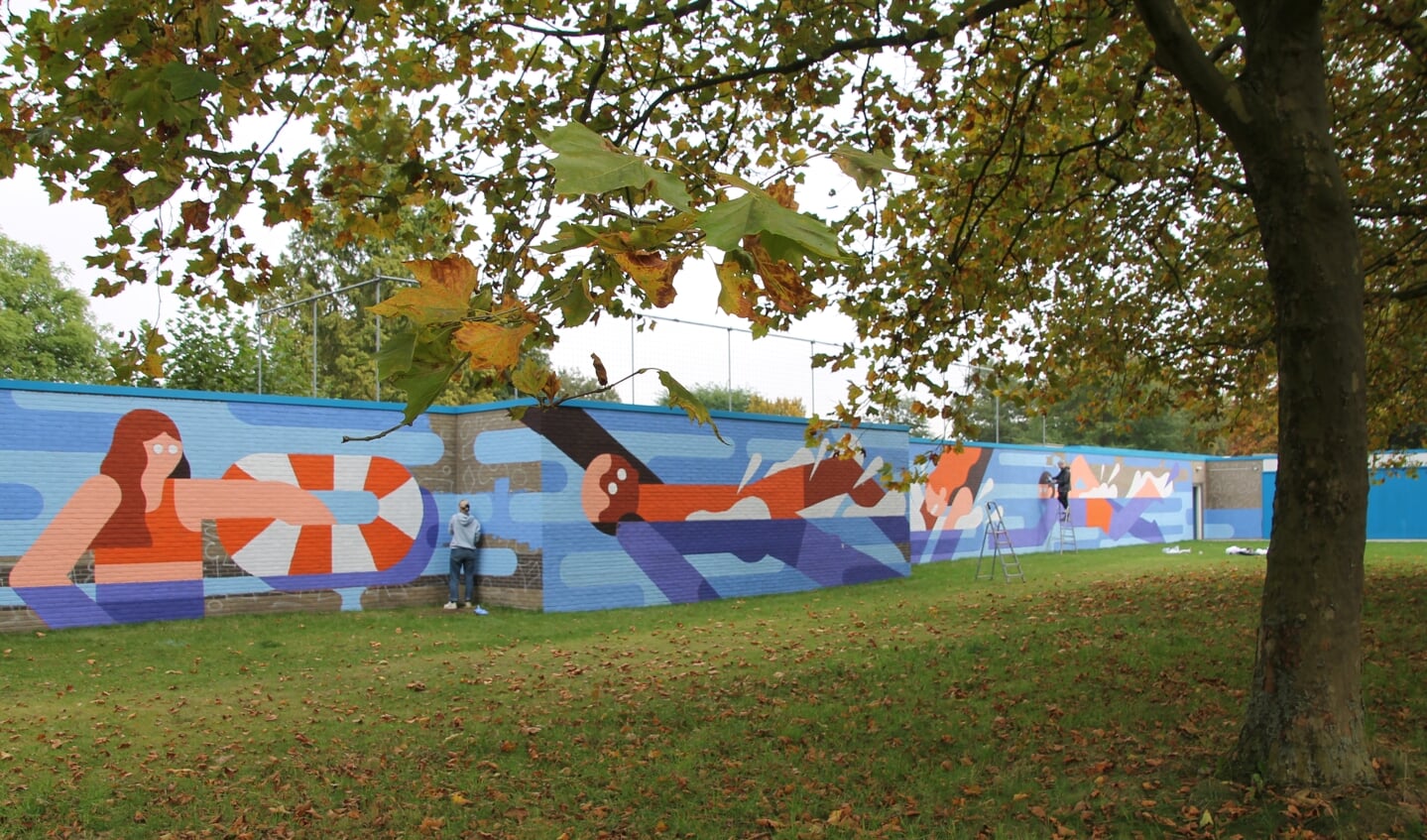 Op de linker muur van zwembad 't Meekenesch verschijnt een enorme muurschildering in bijpassend thema. Foto: Annekée Cuppers