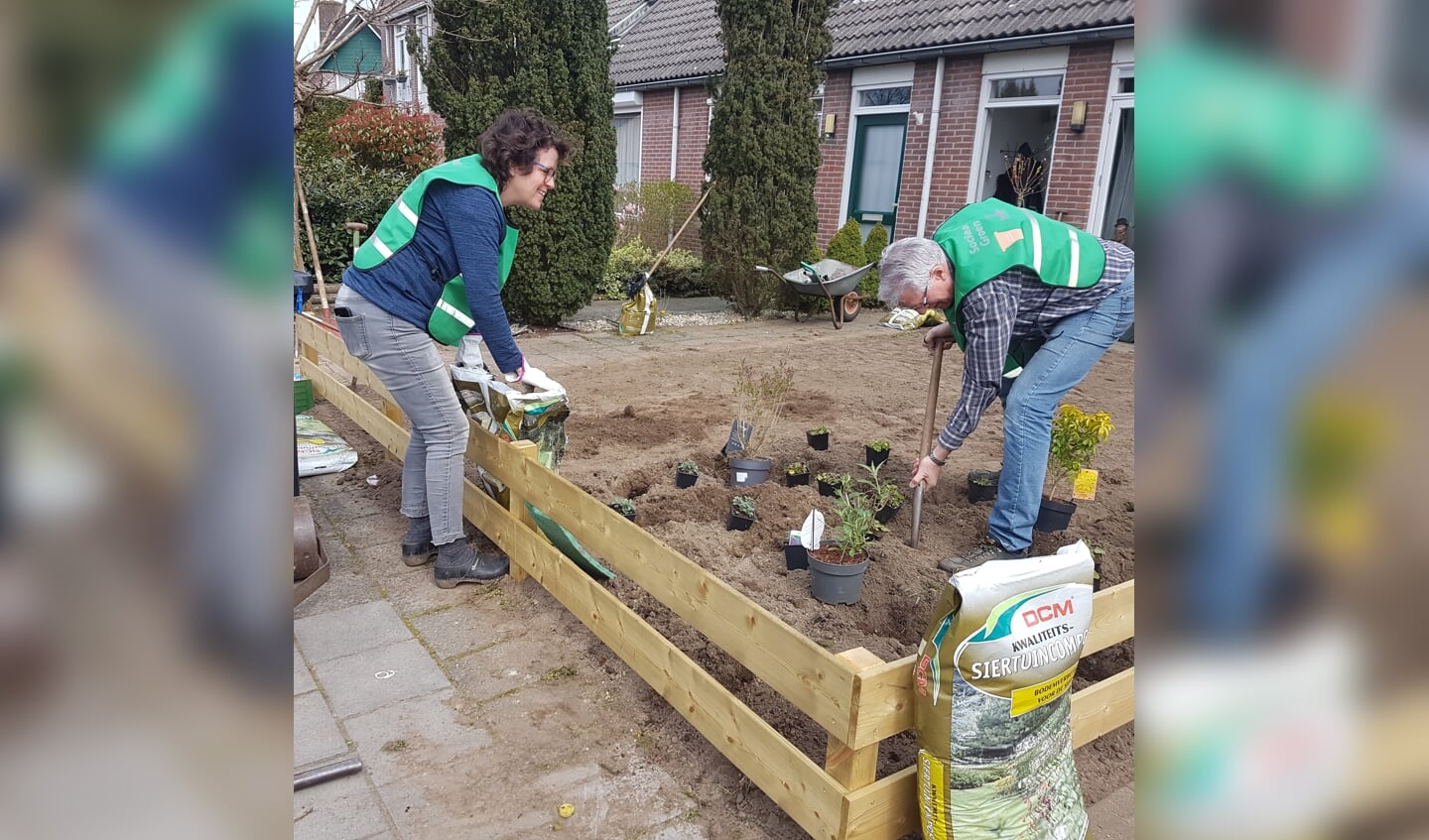 Twee vrijwilligers zijn bezig met het inplanten van een tuin tijdens een Sociaal Groen-dag