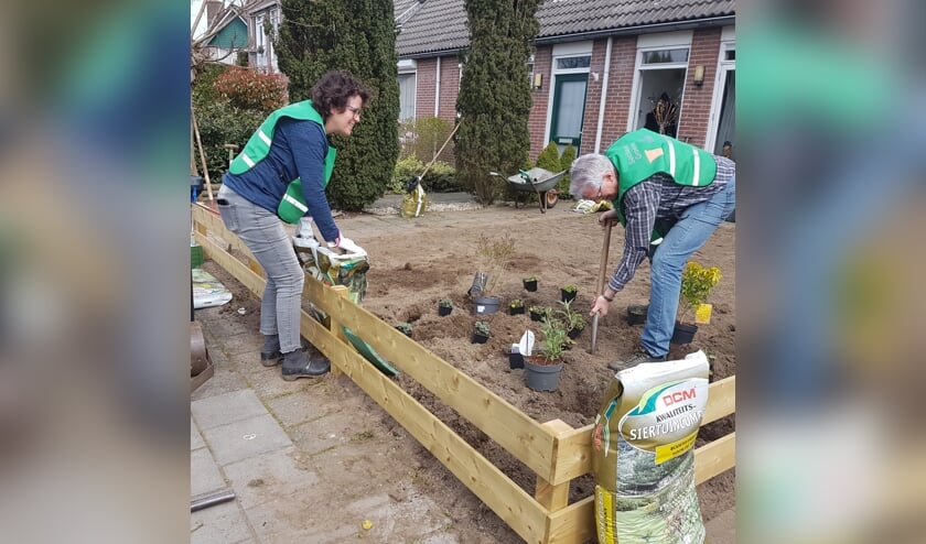 Twee vrijwilligers zijn bezig met het inplanten van een tuin tijdens een Sociaal Groen-dag