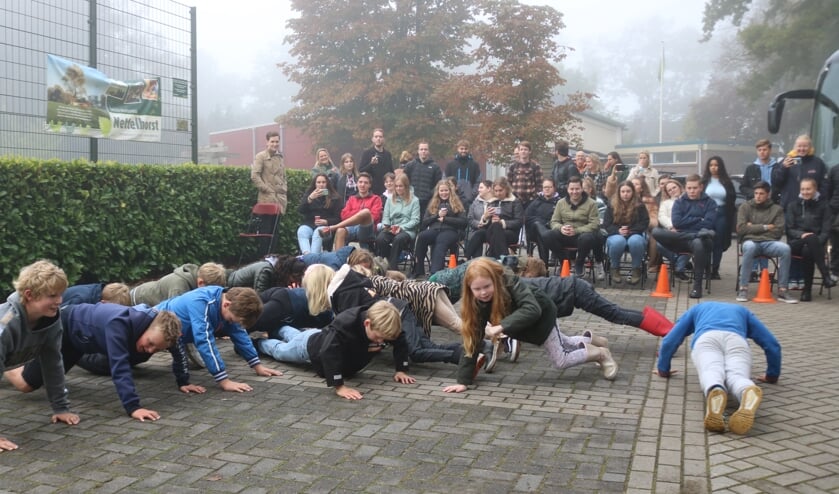 <p>Terwijl de leerlingen de opdrachten uitvoerden, keken de studenten toe. Foto: Arjen Dieperink</p>