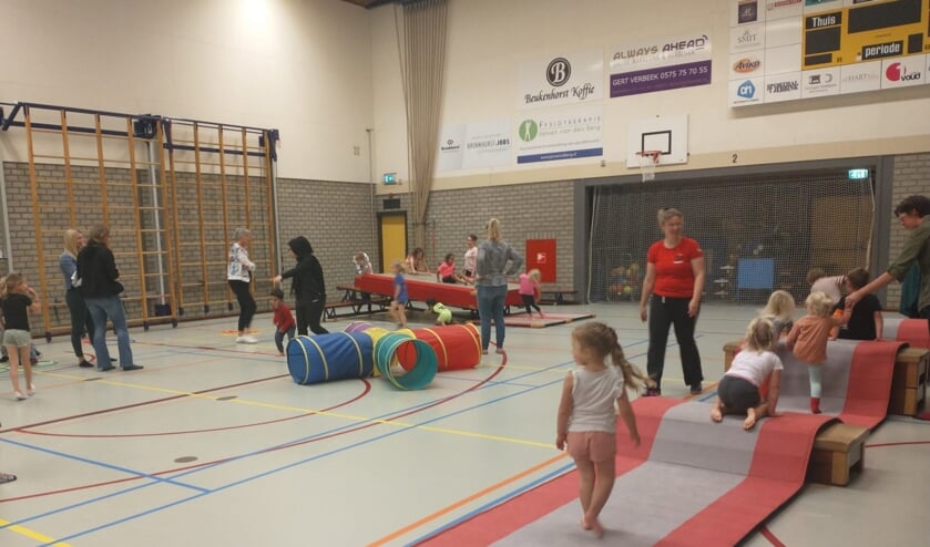 <p>Onder leiding van Ivet Harperink werden de kinderen uitgedaagd om vooral lekker te spelen. Foto: PR </p>