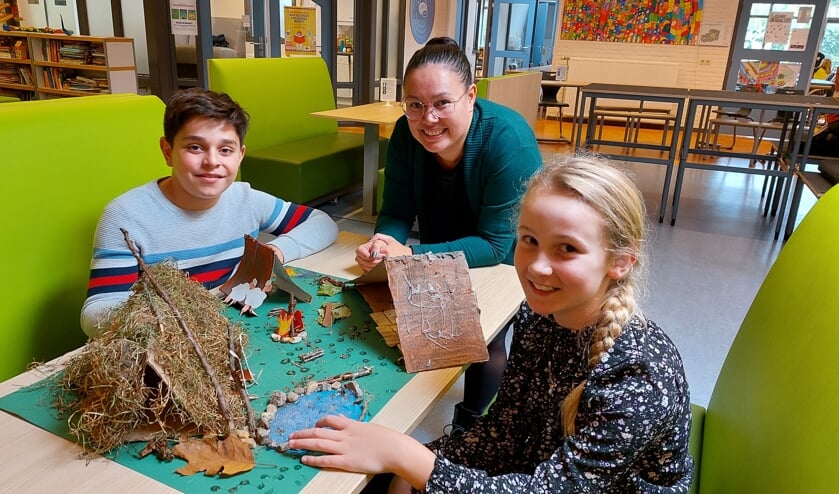 Narek en Jasmijn zijn onder het toeziend oog van leerkracht Stefanie aan het werk. Foto: Han van de Laar