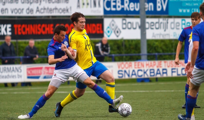 Een duel tijdens de wedstrijd Grol 1 - BWO 1. Foto: Marcel Houwer