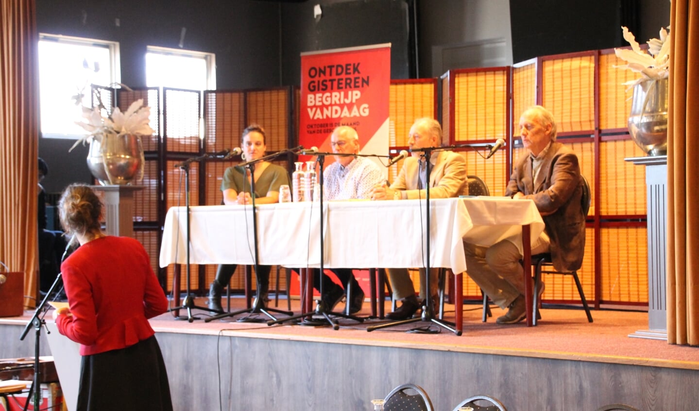 Panel bestaande uit Renske Faber (Zieuwents Belang), Guido Papenborg (nazaat Eimert Papenborg), Hans Piena (schrijver) en Antoon Stortelder (streekspecialist). Foto: Annekée Cuppers